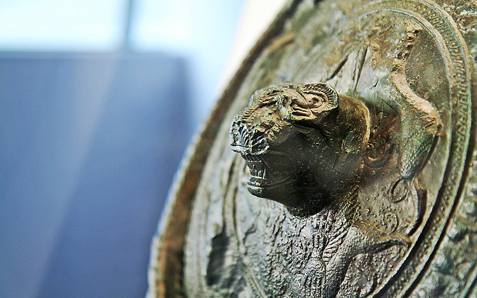 <h5>Detail of the bronze shield with the spectacular Lion's Head</h5>