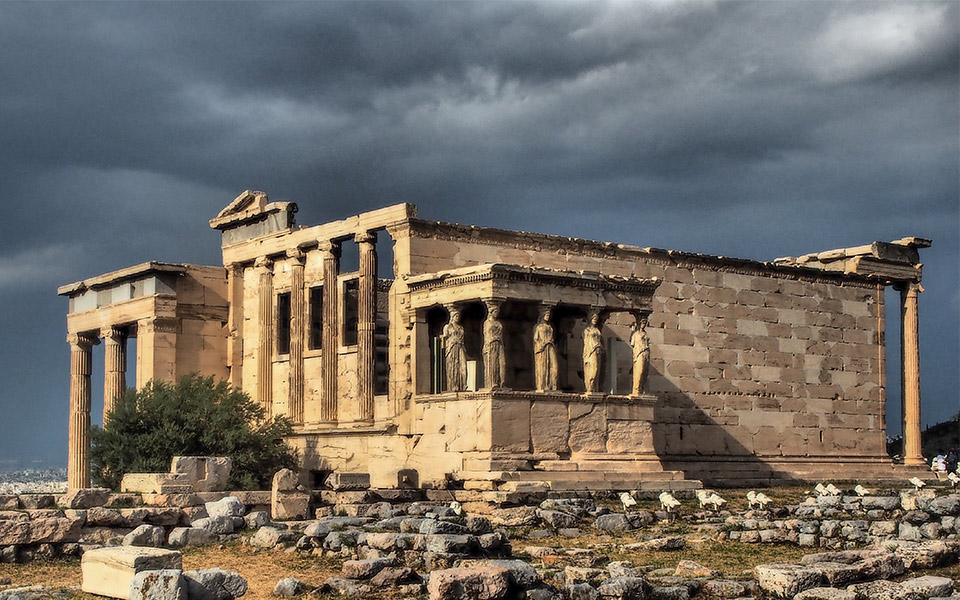 statue of athena in the parthenon