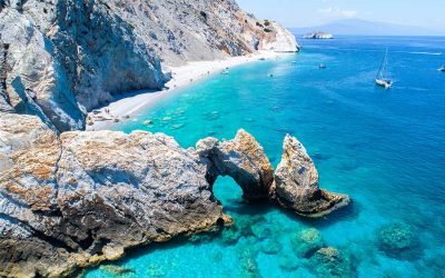 PM says Greece Will Welcome Tourists Without Cutting Corners on Safety