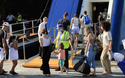 Greek Tourism Balances a Thin Line