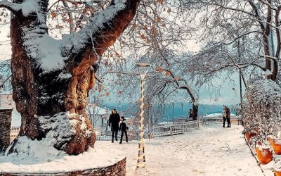 In Pictures: Snow and Twinkle Lights Illuminate Greece